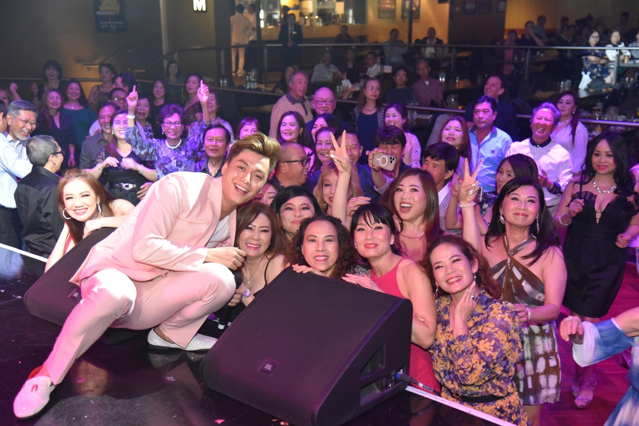 Đinh Công Phụng with the audience